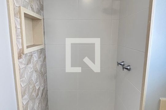 Banheiro da Suíte de apartamento para alugar com 2 quartos, 65m² em Vila Curuçá, Santo André
