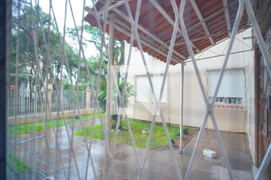 Sala - Vista de apartamento para alugar com 2 quartos, 62m² em Humaitá, Porto Alegre