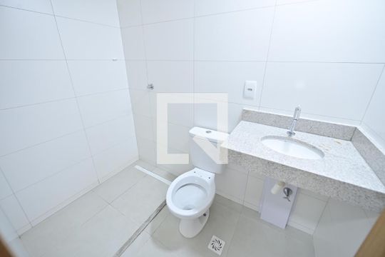 Banheiro de apartamento à venda com 2 quartos, 63m² em Serrinha, Goiânia