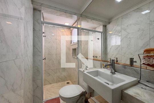 Banheiro de apartamento à venda com 2 quartos, 52m² em Santa Terezinha, Santo André