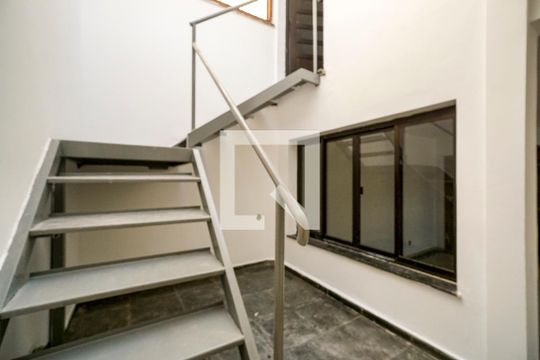 Hall da escada de casa para alugar com 1 quarto, 110m² em Vila Nova Manchester, São Paulo