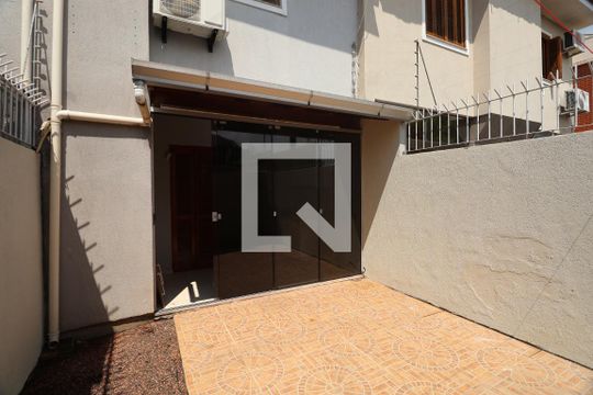 Área externa de casa à venda com 2 quartos, 87m² em São José, Canoas