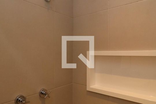 Banheiro de apartamento para alugar com 1 quarto, 47m² em Pinheiros, São Paulo