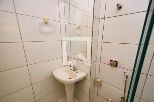 Banheiro de apartamento à venda com 1 quarto, 45m² em Centro, Belo Horizonte