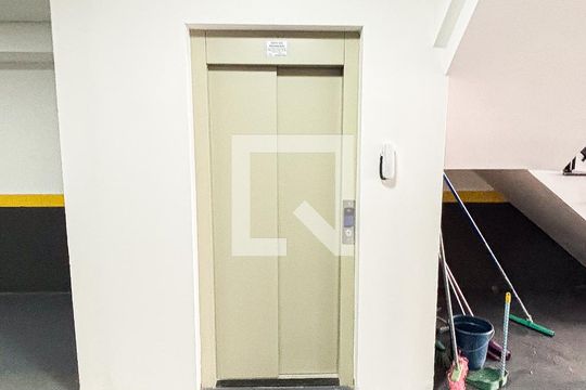 Elevador - Garagem de apartamento para alugar com 2 quartos, 58m² em Vila Eldizia, Santo André