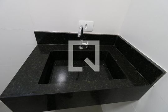 Banheiro Social - Pia de apartamento para alugar com 2 quartos, 115m² em Vila Eldizia, Santo André