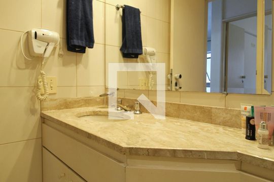 Banheiro de kitnet/studio para alugar com 1 quarto, 40m² em Itaim Bibi, São Paulo