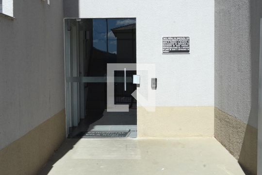 Hall de entrada de apartamento para alugar com 2 quartos, 48m² em Jardim Vitoria, Belo Horizonte