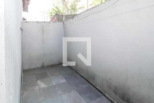 Quintal de casa para alugar com 2 quartos, 120m² em Vila Ipojuca, São Paulo