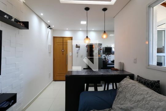 Sala de apartamento para alugar com 2 quartos, 47m² em Vila Eldizia, Santo André