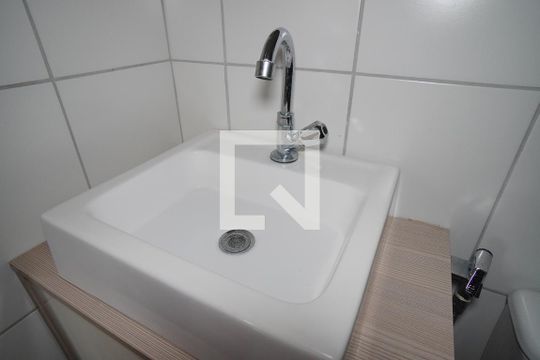 Banheiro Corredor de apartamento à venda com 2 quartos, 43m² em Jardim Dona Leopoldina, Porto Alegre