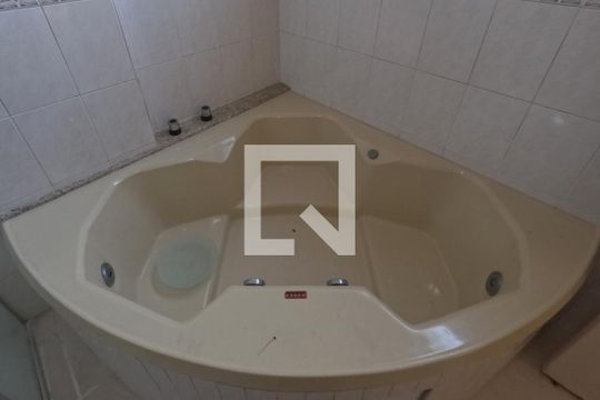 Suíte Quarto 1 de apartamento para alugar com 3 quartos, 240m² em Gonzaga, Santos