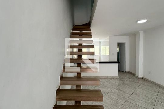 Sala de casa de condomínio à venda com 2 quartos, 140m² em Tanque, Rio de Janeiro