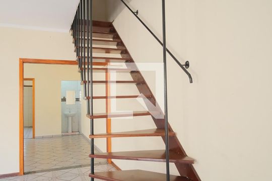 Escada de casa à venda com 3 quartos, 320m² em Penha de França, São Paulo