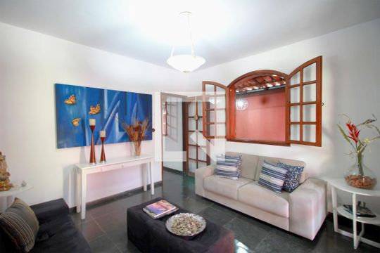 Casa à venda com 4 quartos, 226m² em Betânia, Belo Horizonte