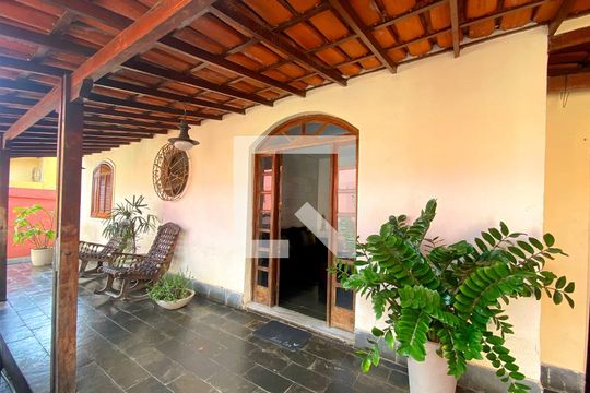 Varanda frente de casa à venda com 4 quartos, 226m² em Betânia, Belo Horizonte