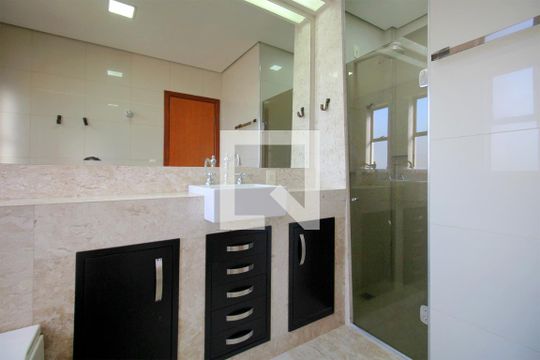 Banheiro da Suíte 1 de apartamento para alugar com 3 quartos, 150m² em Santa Efigênia, Belo Horizonte