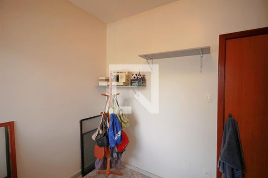 Quarto de Serviço de casa à venda com 4 quartos, 270m² em Santa Cruz, Belo Horizonte