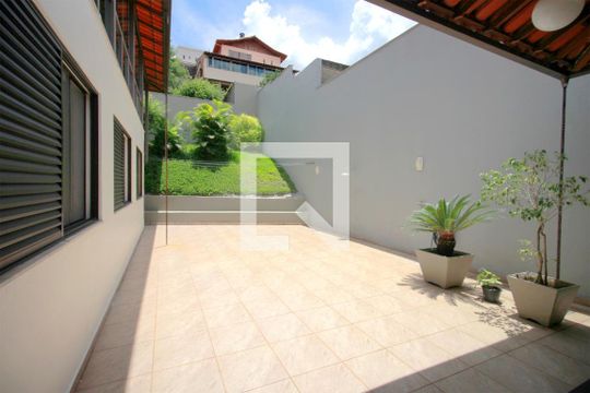 Quintal de casa à venda com 4 quartos, 270m² em Santa Cruz, Belo Horizonte