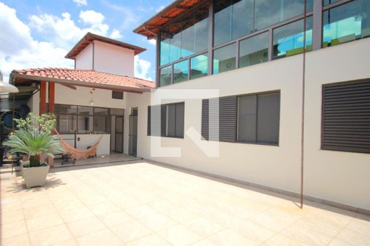 Quintal de casa à venda com 4 quartos, 270m² em Santa Cruz, Belo Horizonte