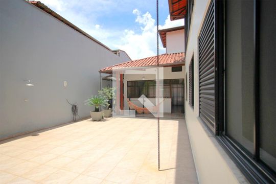Quintal de casa à venda com 4 quartos, 270m² em Santa Cruz, Belo Horizonte