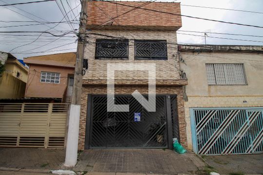 Fachada de casa para alugar com 1 quarto, 70m² em São Lucas, São Paulo
