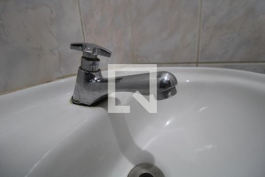 Banheiro de kitnet/studio para alugar com 1 quarto, 30m² em Jardim Santa Genebra Ii (barao Geraldo), Campinas