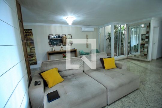 Sala de casa de condomínio à venda com 4 quartos, 392m² em Vila Bertioga, São Paulo