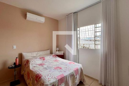 Quarto de casa para alugar com 4 quartos, 310m² em Colégio Batista, Belo Horizonte