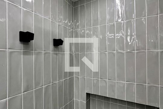 Banheiro de kitnet/studio para alugar com 0 quarto, 25m² em Santo Amaro, São Paulo