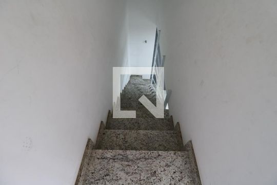 Escada de apartamento para alugar com 2 quartos, 110m² em Vila Sao Pedro, Santo André