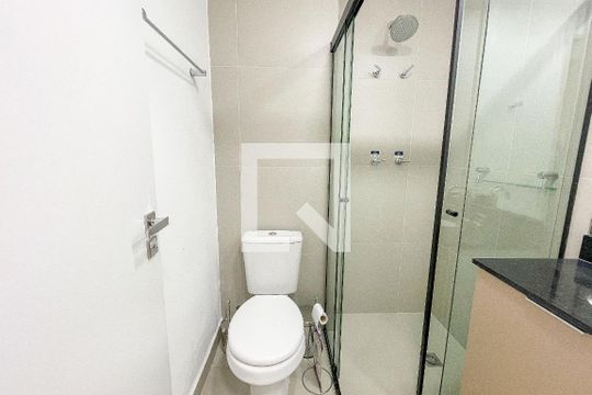 Banheiro de kitnet/studio para alugar com 1 quarto, 24m² em Pinheiros, São Paulo