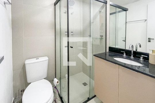 Banheiro de kitnet/studio para alugar com 1 quarto, 24m² em Pinheiros, São Paulo