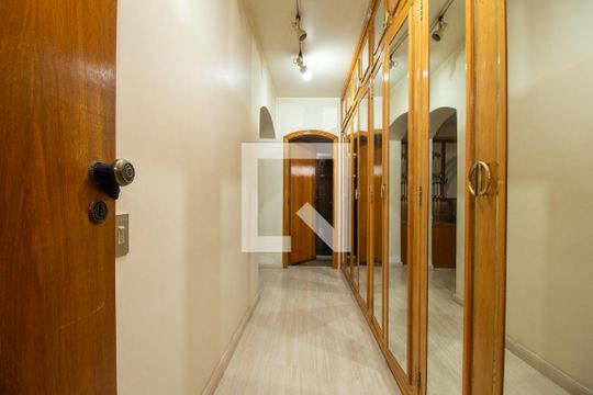 Corredor de apartamento à venda com 3 quartos, 240m² em Campo Belo, São Paulo