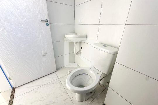 Banheiro de apartamento à venda com 1 quarto, 48m² em Vila Mangalot, São Paulo