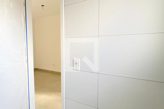 Banheiro de apartamento para alugar com 1 quarto, 28m² em São Domingos, São Paulo