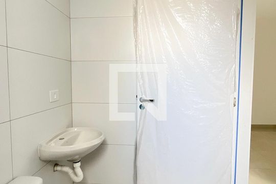 Banheiro de apartamento para alugar com 1 quarto, 28m² em São Domingos, São Paulo