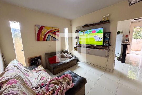 Sala de casa à venda com 2 quartos, 80m² em Jardim Industrial, Contagem