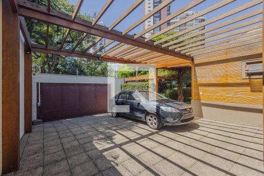 Garagem de casa à venda com 3 quartos, 600m² em Alto de Pinheiros, São Paulo