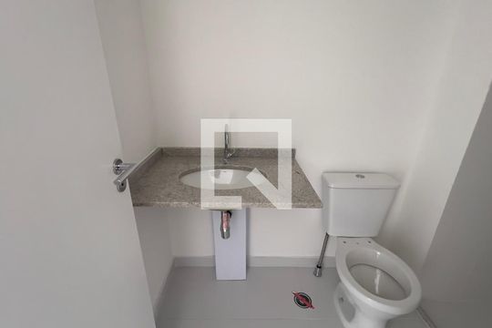 Banheiro de kitnet/studio para alugar com 1 quarto, 26m² em Pinheiros, São Paulo