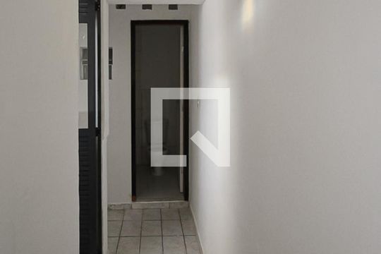 Corredor de casa para alugar com 1 quarto, 40m² em Parque dos Bancarios, São Paulo
