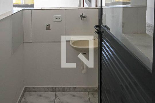 Área de Serviço de casa para alugar com 1 quarto, 40m² em Parque dos Bancarios, São Paulo