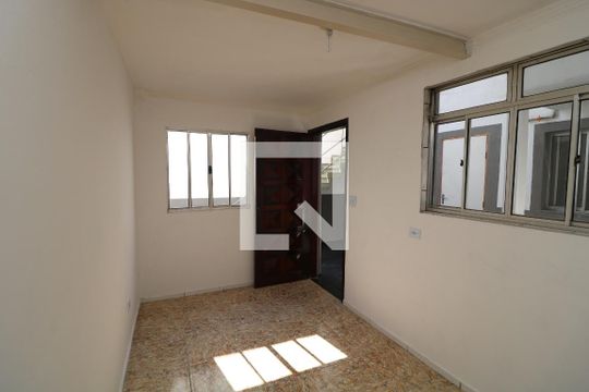 Sala de casa para alugar com 1 quarto, 75m² em Parque dos Bancarios, São Paulo