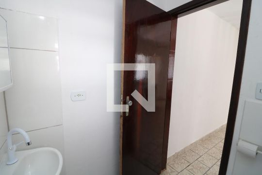 Banheiro de casa para alugar com 1 quarto, 75m² em Parque dos Bancarios, São Paulo