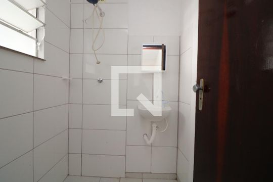 Banheiro de casa para alugar com 1 quarto, 75m² em Parque dos Bancarios, São Paulo
