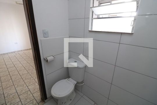 Banheiro de casa para alugar com 1 quarto, 75m² em Parque dos Bancarios, São Paulo