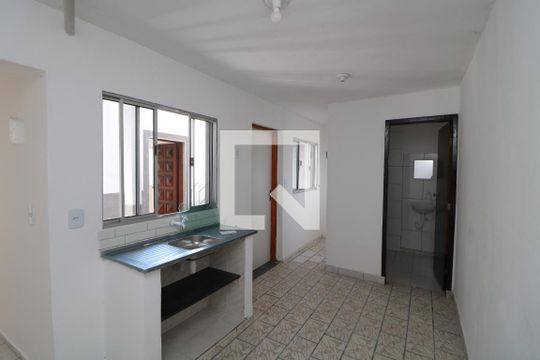 Cozinha de casa para alugar com 1 quarto, 75m² em Parque dos Bancarios, São Paulo