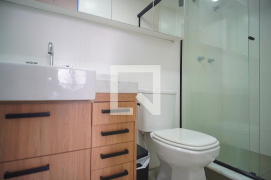 Banheiro da Suíte de apartamento para alugar com 1 quarto, 45m² em Boa Vista, Porto Alegre