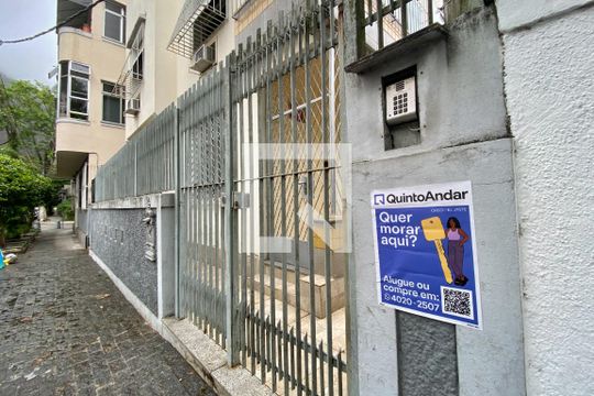 Plaquinha instalada de apartamento para alugar com 2 quartos, 65m² em Urca, Rio de Janeiro