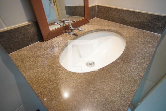 Banheiro  de apartamento à venda com 2 quartos, 52m² em Farrapos, Porto Alegre